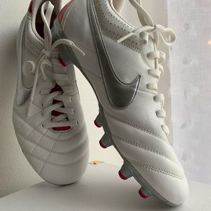 Women’s Brand New Nike Soccer Cleats Size 8.5